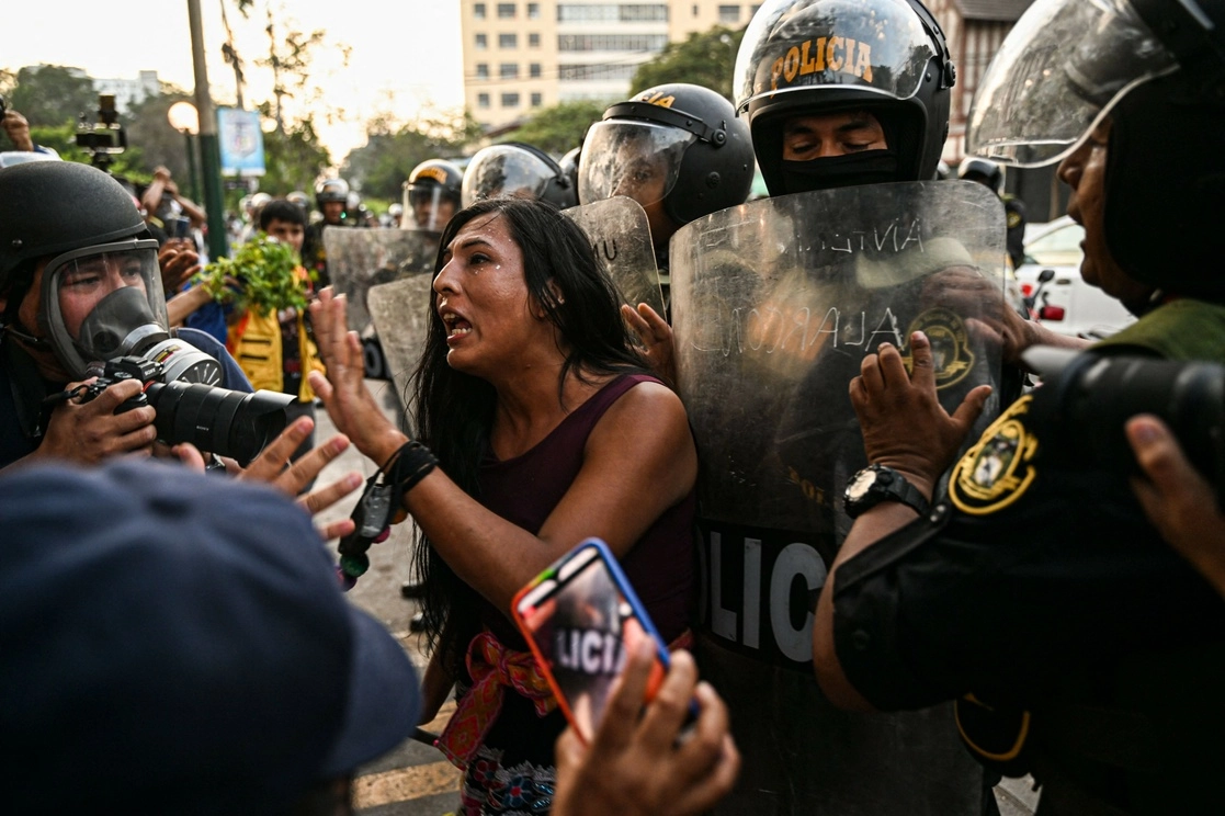 Una manifestante vocifera a policías antidisturbios, durante una protesta contra la presidenta Dina Boluarte, en Lima, el pasado 4 de marzo. Foto Afp 