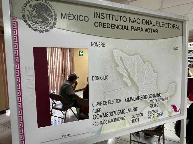 Para renovar el documento las personas deben acudir a un Módulo de Atención Ciudadana. Mayor información en https://ubicatumodulo.ine.mx/     
Foto Luis Castillo / archivo 