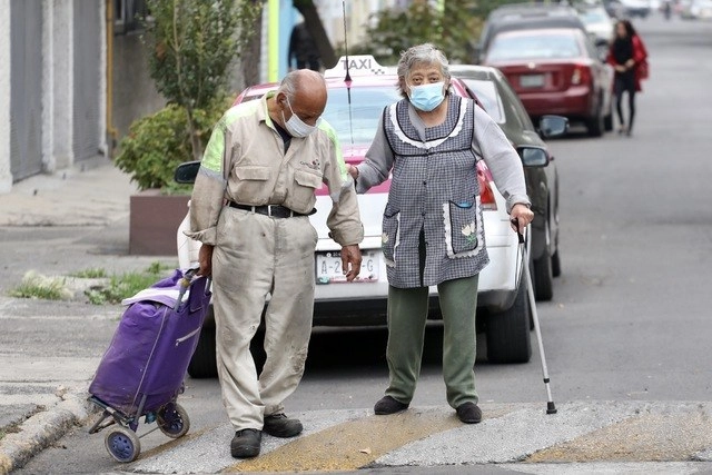 En algunas zona de la Ciudad de México, la falta de agua aumenta la crisis por la pandemia. Foto Luis Castillo
