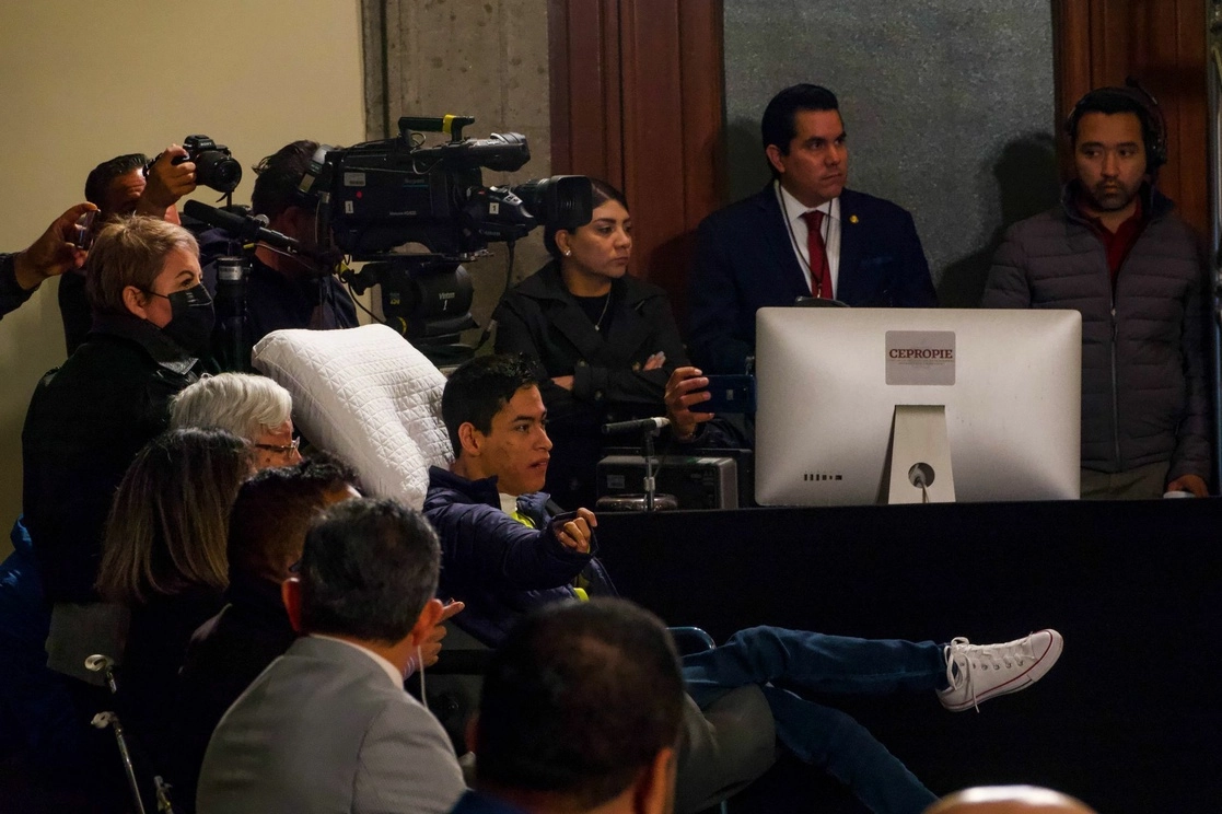 Daniel Robles Haro, acompañado de su madre, en el Salón Tesorería, a donde acudió a manifestarle algunas inquietudes al presidente López Obrador durante la conferencia matutina en Palacio Nacional. Foto Cuartoscuro 