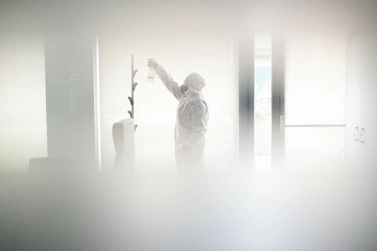 Un miembro de la Unidad de Emergencias Militares limpia una habitación durante una desinfección general en el centro de atención extendida de Sant Antoni en Barcelona. Foto Afp
