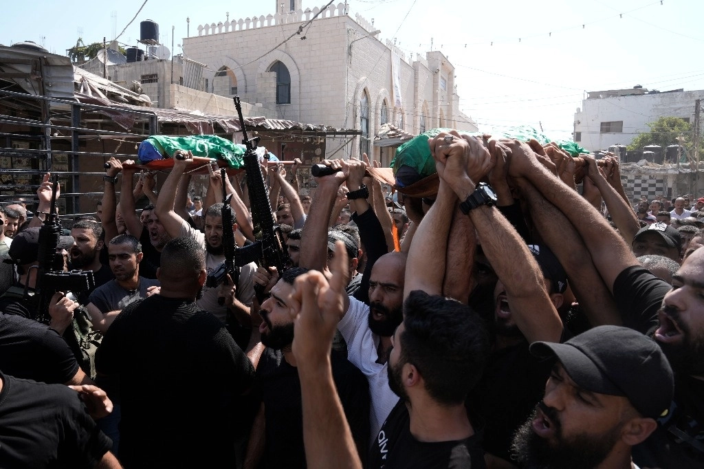 Funeral de palestinos asesinados en un ataque israelí en el campo de refugiados de Jenin, en Cisjordania. Foto Ap