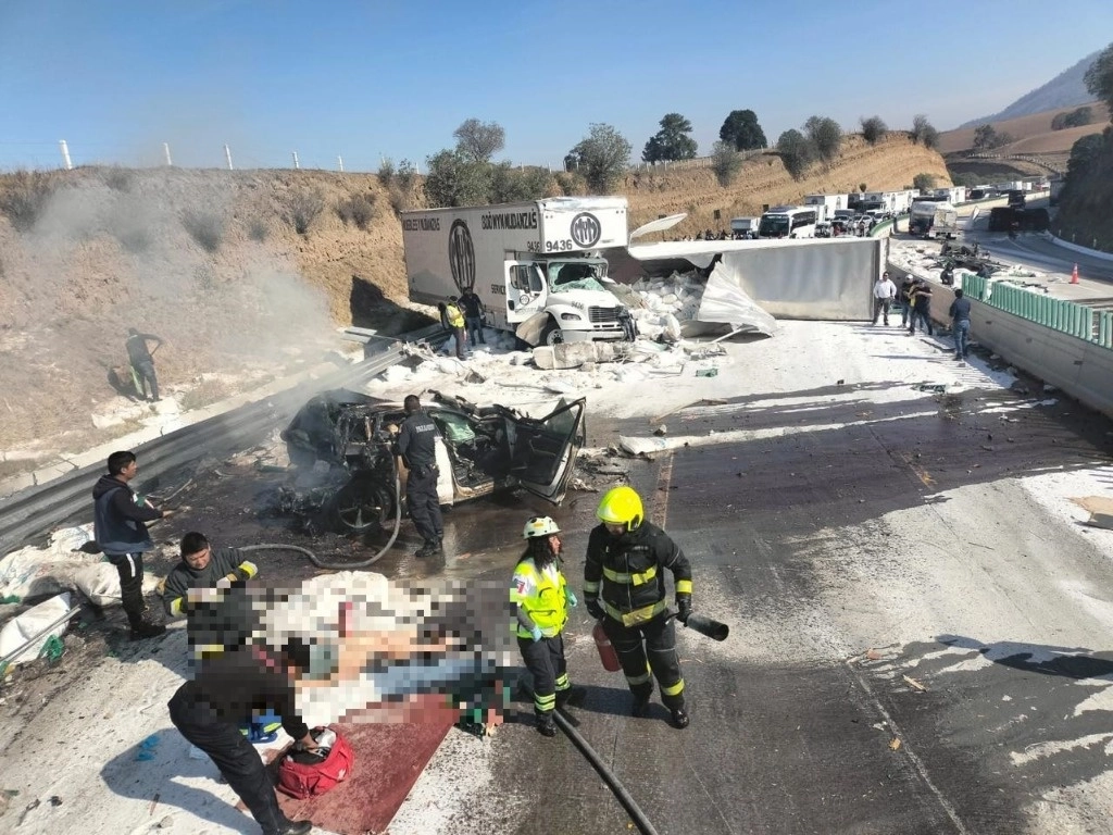 Ambos sentidos de la autopista México-Puebla fueron cerrados a causa del accidente ocurrido en el kilómetro 45. Foto ‘La Jornada’

