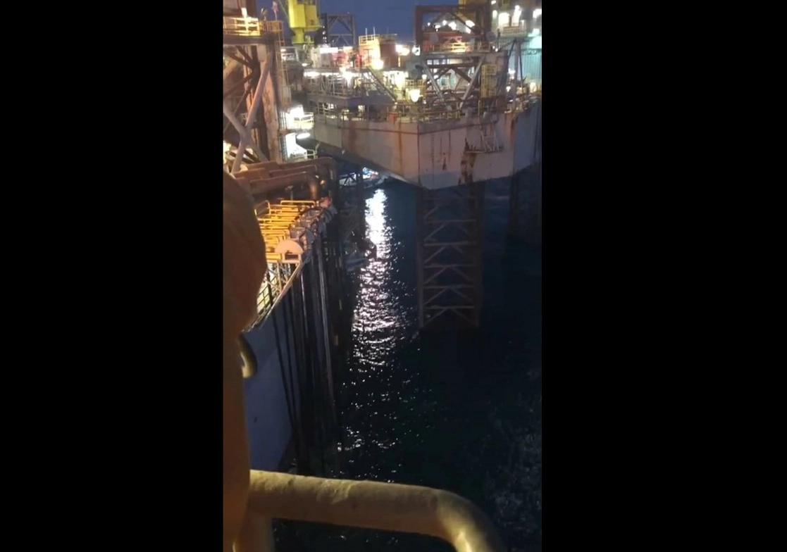 El accidente ocurrió la noche del jueves 24 de noviembre, cuando se desprendió una grúa de la plataforma y cayó al mar con dos obreros a bordo. Foto ‘La Jornada’