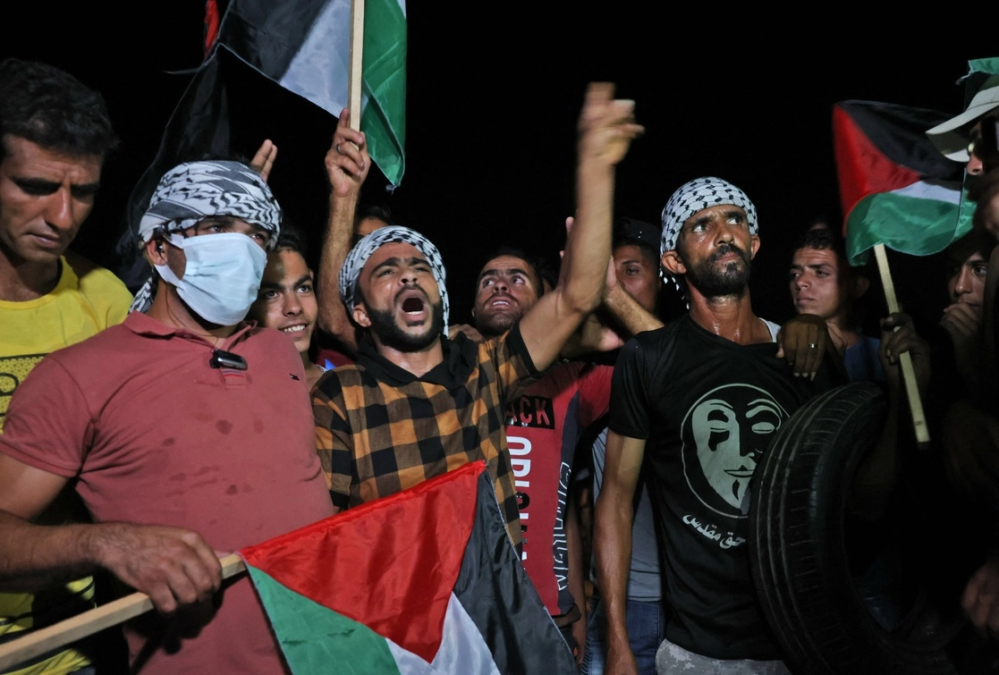 Palestinos realizan una protesta nocturna contra el bloqueo de Israel. Foto Afp