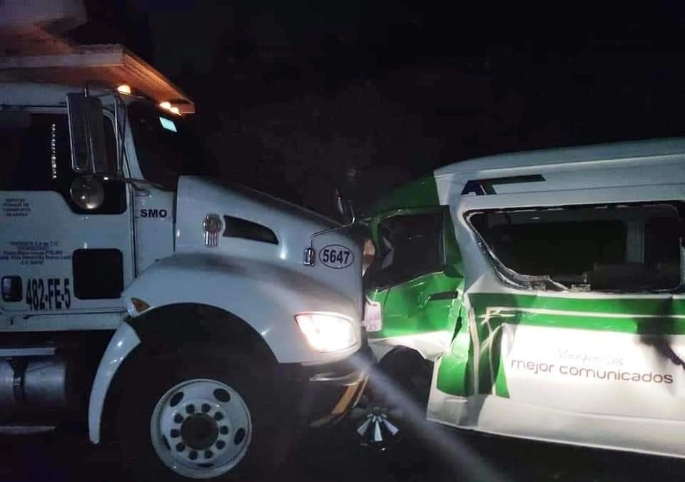 Policías informaron que el accidente ocurrió a las 4:00 horas, cuando la unidad de transporte público circulaba en sentido contrario por la autopista. Foto tomada de Twitter @InfotrafficMX
