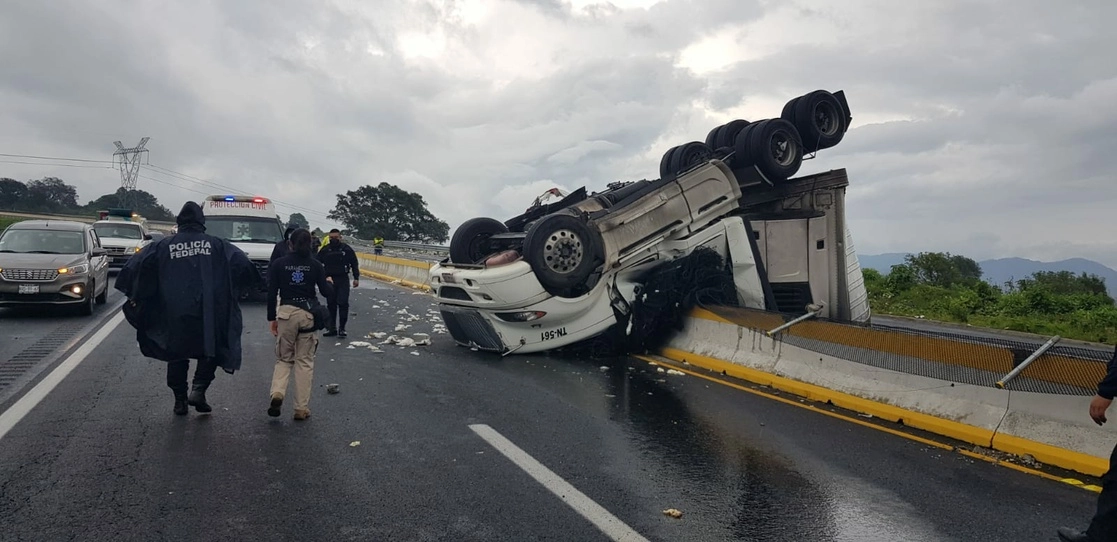 El tractocamión volcó en su totalidad sobre la autopista. Foto La Jornada
