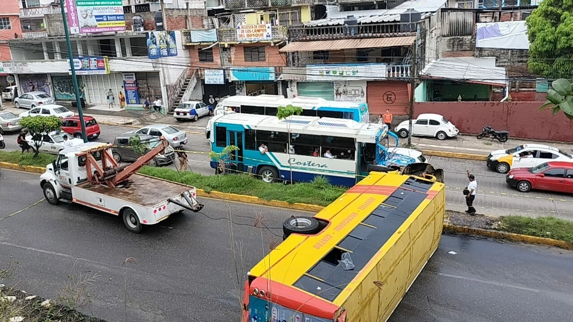La volcadura se registró en la carretera Acapulco-México, a la altura del punto conocido como la Llave de agua. Foto cortesía Raúl Sendic García Estrada 