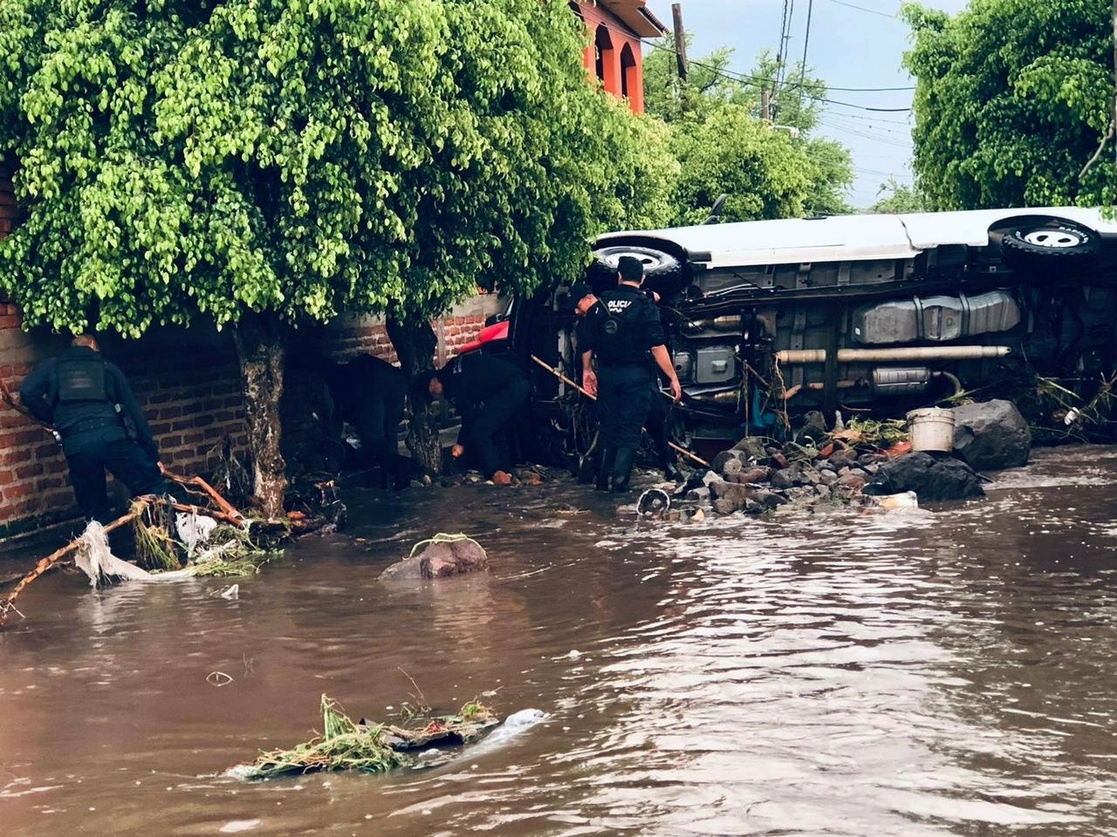 Elementos municipales de Seguridad realizaron tareas de rescate luego de la tromba registrada en Miramar, Michoacán. Foto Tomada del Twitter @SSeguridad_Mich