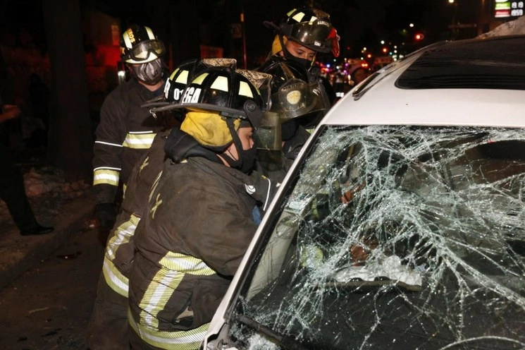 Bomberos realizan maniobras para rescatar al copiloto de un auto que se volcó en avenida del Trabajo y Jardineros, en la colonia Morelos. Foto Twitter @Bomberos_CDMX
