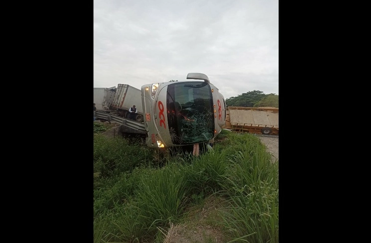 Un autobús de pasajeros de la línea OCC y dos tráilers, los involucrados en el accidente sobre la autopista Cosoleacaque-La Tinaja, en Veracruz. Foto ‘La Jornada’
 