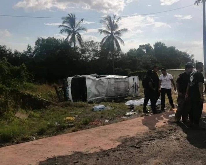 Una mujer de 53 años murió en la volcadura de una combi de transporte público en San Blas, Nayarit. Foto La Jornada