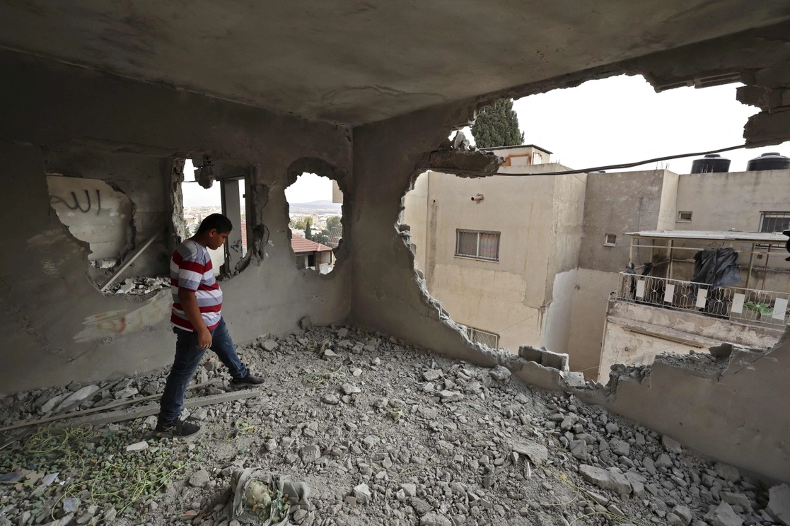 Un palestino murió y 16 resultaron heridos hoy en una operación del ejército israelí en Yenín, en Cisjordania ocupada, que buscaba destruir la residencia del autor de un atentado cometido en abril en Tel Aviv. Foto Afp