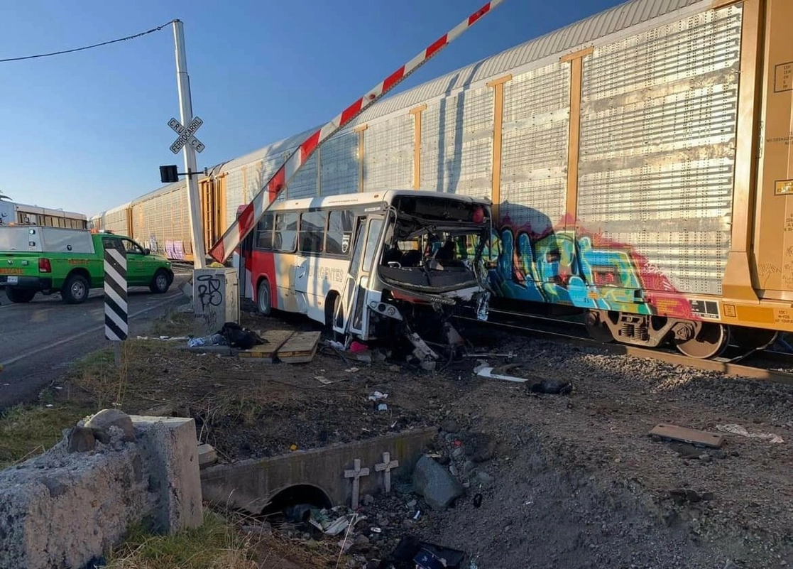 Una persona muerta y 18 lesionados dejó un accidente entre un autobús que intentó ganarle el paso a un tren de carga, en el entronque de las vías férreas con la carretera Toluca-Atlacomulco. Foto cortesía policía estatal del Edomex