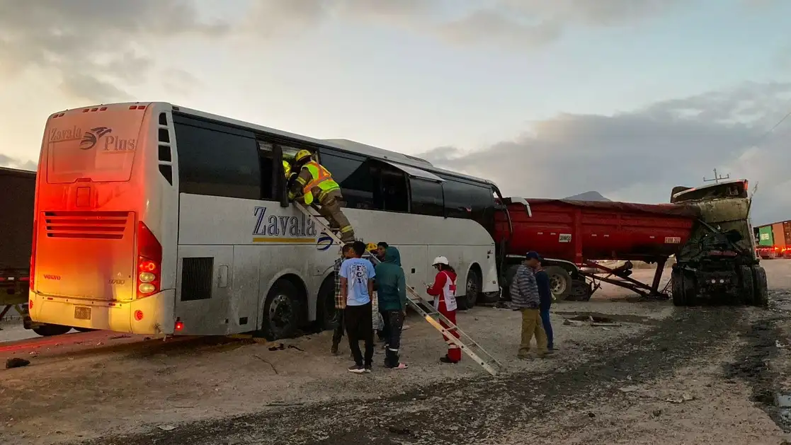Rescatistas de la Cruz Roja auxilian a los heridos del accidente ocurrido en el tramo Saltillo-Zacatecas de la carretera federal 54. Foto cortesía ‘Zócalo Saltillo’