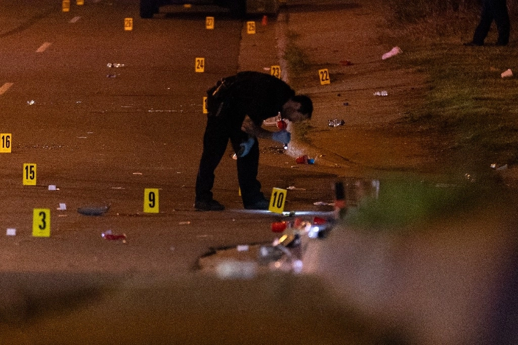 Un hombre murió y otras 26 personas resultaron heridas en un tiroteo callejero en Akron, Ohio, este domingo en la madrugada. Foto Ap