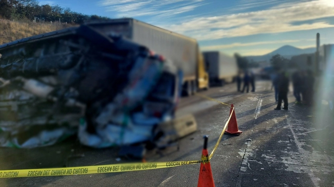 Una carambola entre varios vehículos dejó una persona muerta y tres heridos, además del cierre de la autopista México-Querétaro con dirección a la capital del país, en accidente registrado en el km 80, en el perímetro de Tepeji del Río, estado de Hidalgo. Foto tomada del Twitter de @GN_Carreteras

