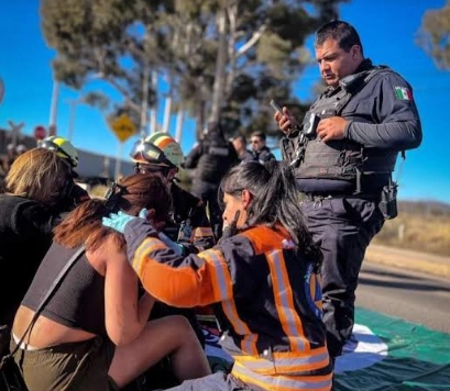 Elementos de Protección Civil auxiliaron a los pasajeros heridos. Foto La Jornada