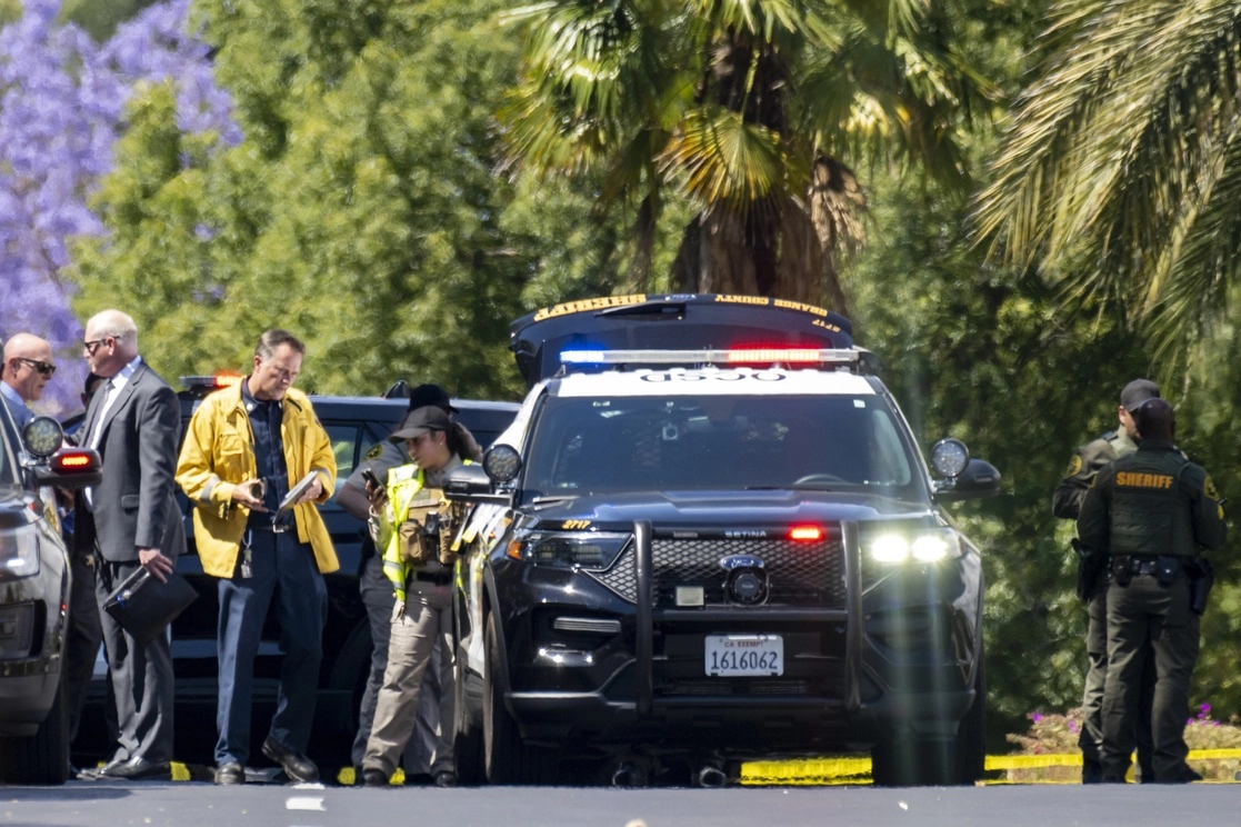 Investigadores se reúnen frente a la Iglesia Presbiteriana de Ginebra en Laguna Woods, California, el domingo 15 de mayo de 2022 después del tiroteo. Foto Ap