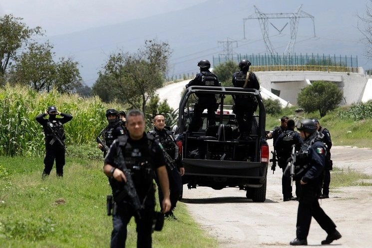 En la imagen, elementos de seguridad estatal y federal durante un operativo. Foto Cuartoscuro / Archivo