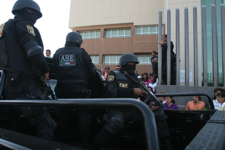 En el enfrentamiento cinco hombres resultaron lesionados y fueron trasladados a un hospital. Foto Cuartoscuro / Archivo