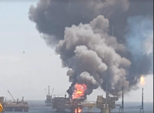 Incendio en una plataforma de Pemex en la Sonda de Campeche, el 22 de agosto de 2021. Foto Lorenzo Chim, corresponsal