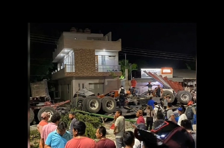 El tráiler volcó al entrar a la zona urbana de Xpujil, cabecera del municipio de Calakmul, Campeche. Foto ‘La Jornada’