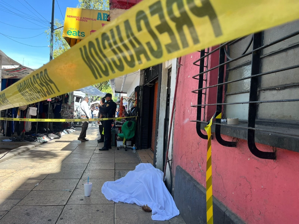 Cuerpo sin vida de un sujeto tras la agresión. Foto Alfredo Domínguez