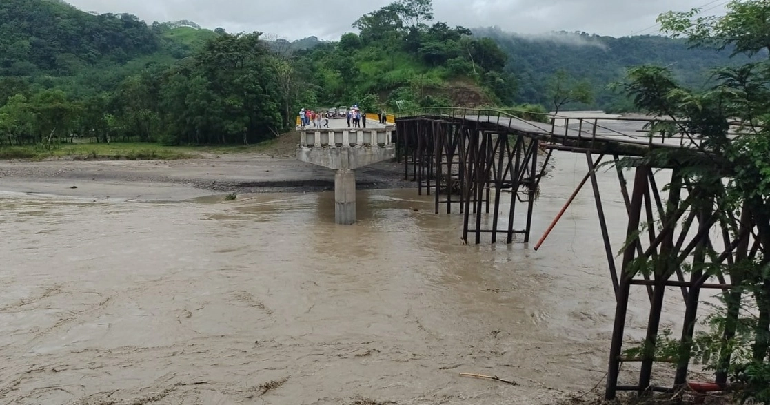 PC de Chiapas reportó que a causa de las lluvias generadas por la tormenta tropical ‘Karl’, colapsó el puente Ciudad Rural-Sayula del Municipio de Ostuacán. Foto Tomada del Twitter @pcivilchiapas
