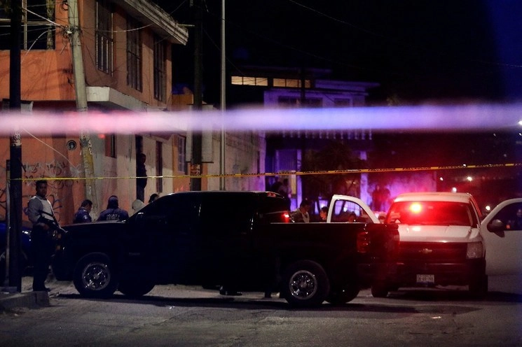 En imagen de archivo, enfrentamiento entre civiles y policías en Puebla. Foto Cuartoscuro
