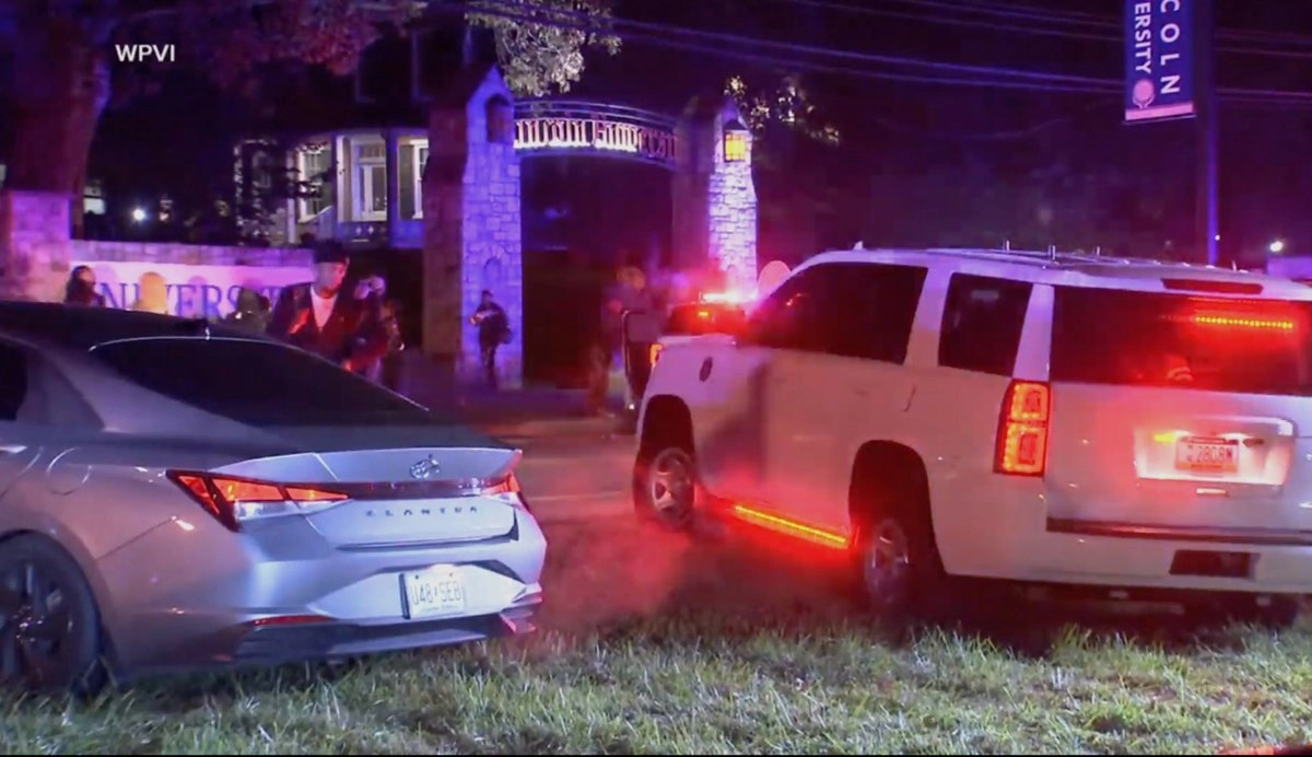 Agentes de policía arriban a la zona del tiroteo registrado en en la Universidad Lincoln de Pensilvania, la noche del 25 de octubre de 2025. Foto  