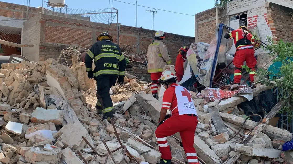 Una explosión por acumulación de has derrumbo una vivienda en la colonia San Andrés en Guadalajara, Jalisco. Foto Arturo Campos Cedillo