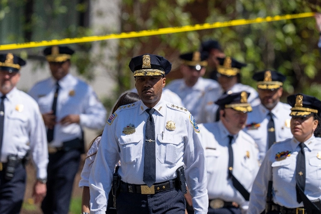 Un agente de la policía se encontraba cerca de la funeraria del noreste de Washington donde se llevaba a cabo el servicio cuando comenzó el tiroteo alrededor de las 12:30 p.m.,informó Robert Contee, jefe de la policía metropolitana. Foto Ap