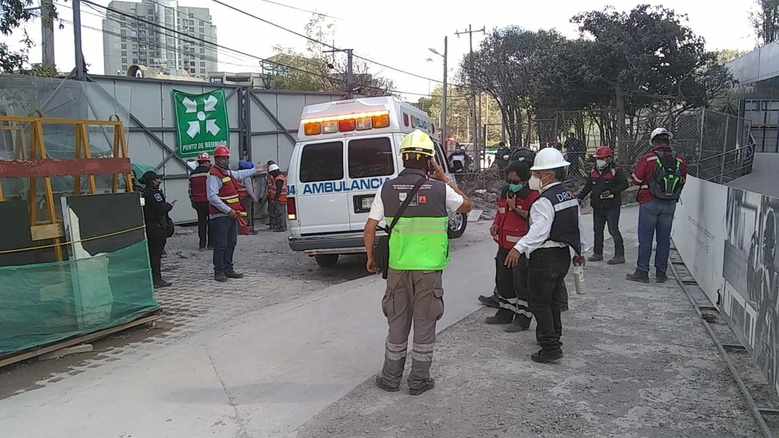 Una persona murió tras el derrumbe de una barda dentro de una construcción en la alcaldía Tlalpan, Ciudad de México, el 12 de febrero de 2021. Foto tomada del Twitter @SGIRPC_CDMX