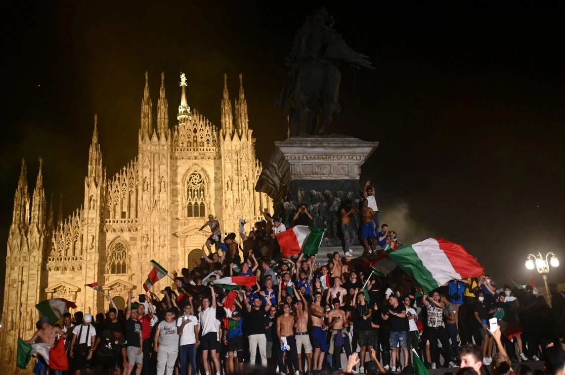 En Milán 15 personas resultaron heridas, tres de ellas de gravedad, en una fiesta descontrolada después del partido. La imagen, en la Piazza del Duomo de la ciudad italiana, el 11 de julio de 2021. Foto Afp 