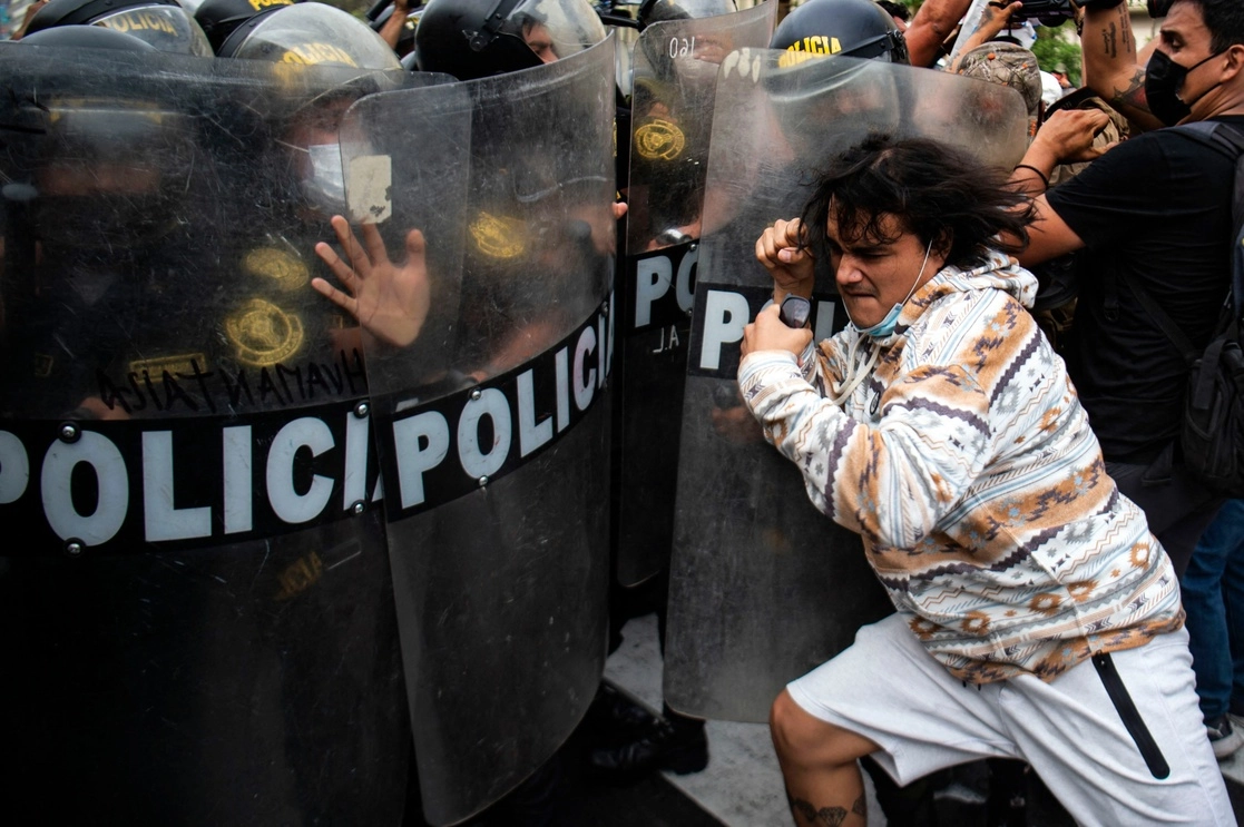 Ayer se reportaron enfrentamientos entre la policía antidisturbios y manifestantes en Lima. Foto Afp 