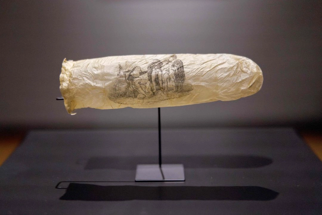 Condón de 1830 con una estampa erótica de una monja y tres clérigos en poses provocativas.
