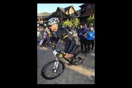 La iniciativa ofrece a 12 ciclistas la posibilidad de disfrutar de cinco días de ciclismo en la isla española junto a Armstrong en septiembre de 2020. Foto Ap / Archivo