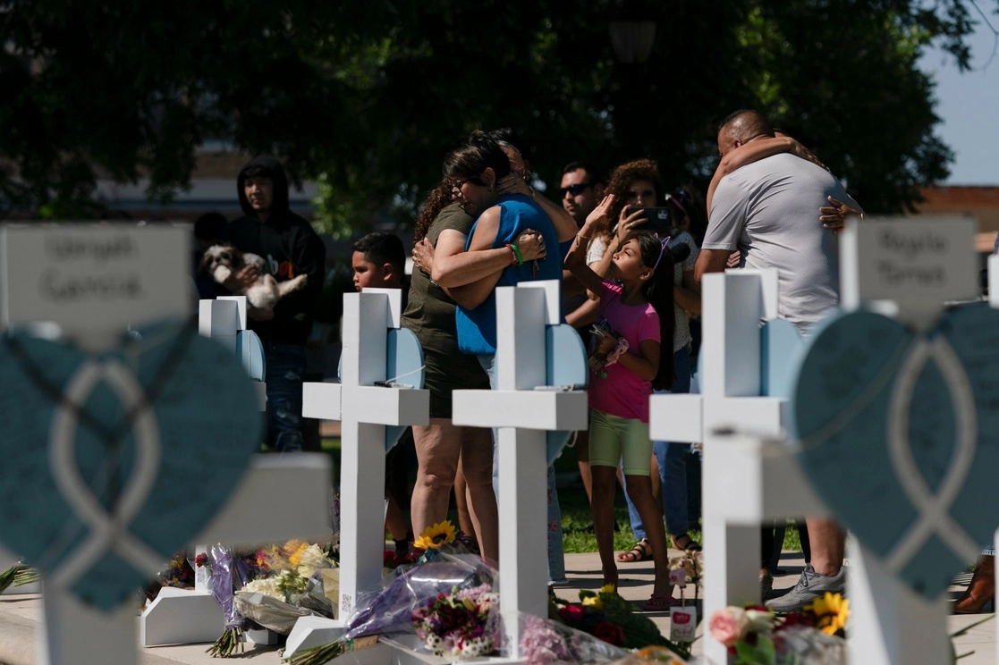 Personas conmemoran a los fallecidos en tiroteo escolar en Uvalde, Texas. Foto Ap