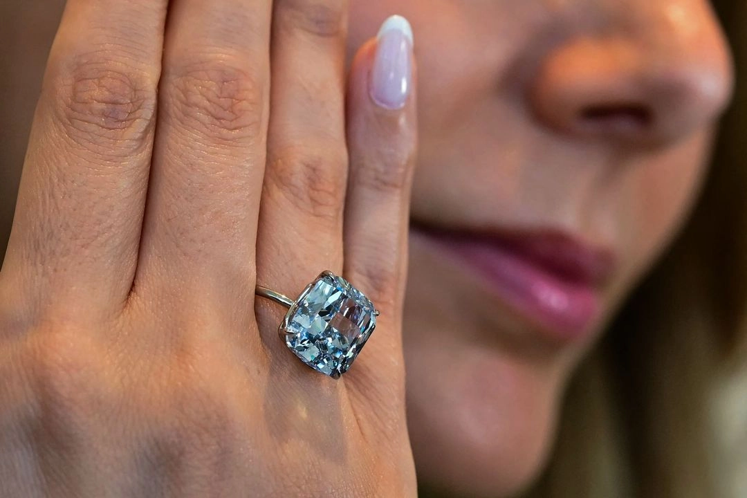 Un diamante azul de 10.03 quilates, con un valor estimado en 20 millones de dólares, fue presentado en Abu Dabi, el 8 de abril de 2025. Foto 