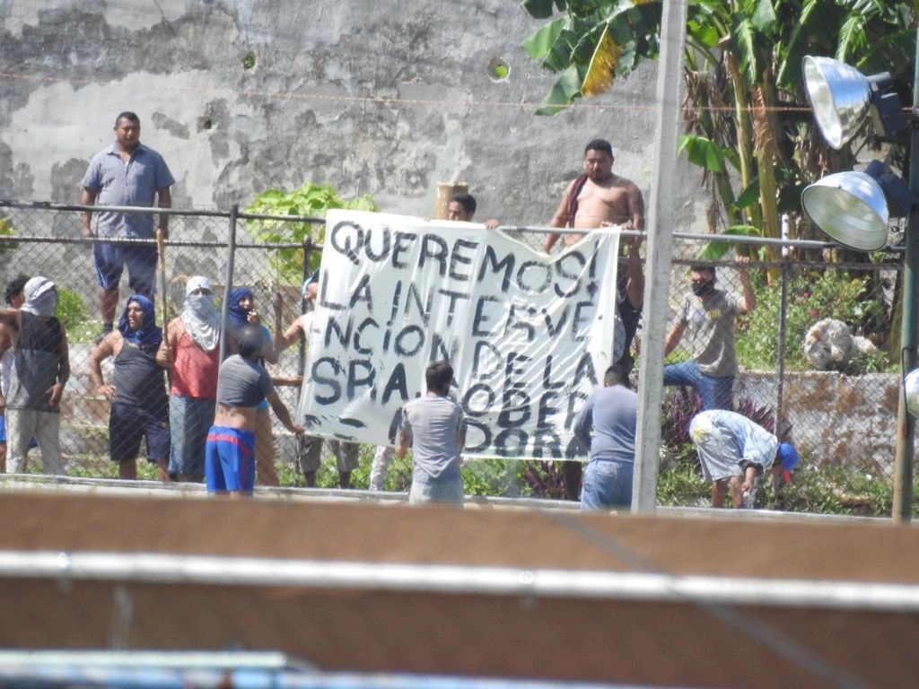 Decenas de policías antimotines ingresaron hace unos minutos al interior del reclusorio para tratar de controlar la situación, el 9 de julio de 2021. Foto La Jornada