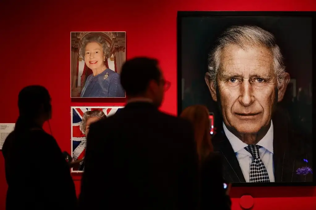 Un visitante mira la pintura "Carlos I" del artista flamenco Anthony van Dyck durante una vista previa de prensa de "Retratos reales: un siglo de fotografía" antes de la exposición, en el Palacio de Buckingham, en Londres, el 16 de mayo de 2024. Foto Afp