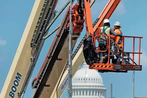 En lo que respecta al sector de actividad económica y con cifras tomadas de la Encuesta de población actual (CPS, por sus siglas en inglés), los migrantes mexicanos hombres están altamente concentrados en el sector de la construcción con 31.3% de los ocupados. Foto Afp / Archivo
