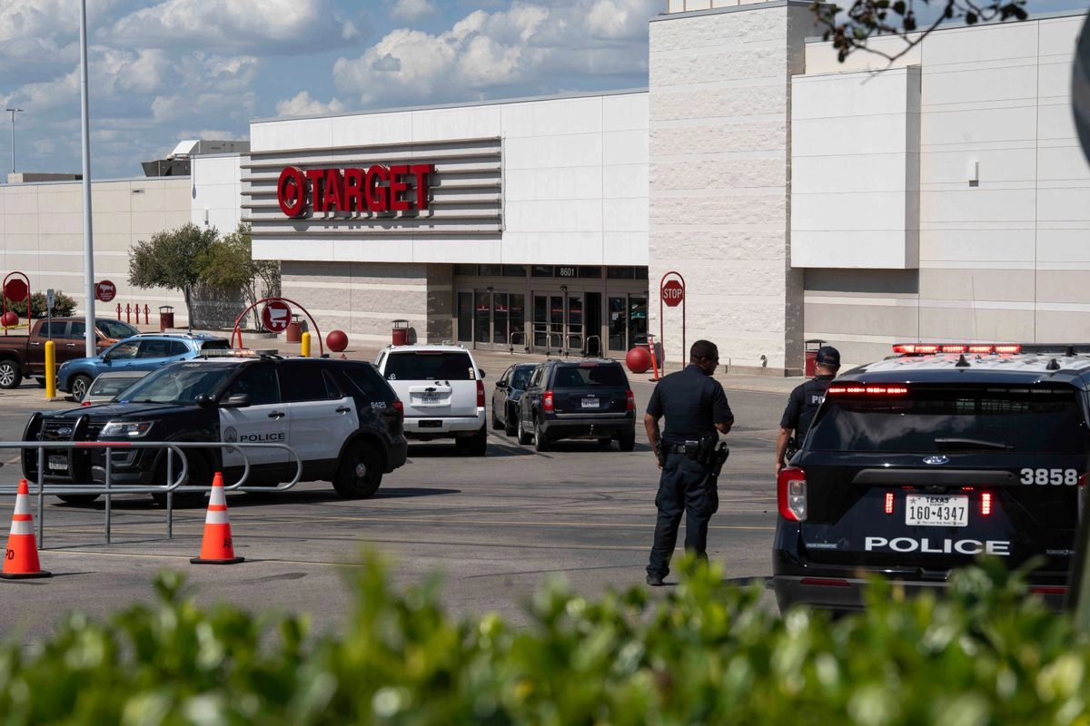 Un hombre armado abrió fuego el lunes en el estacionamiento de una tienda Target en la capital de Texas, matando a dos adultos y un niño antes de robar dos autos durante la fuga. Foto