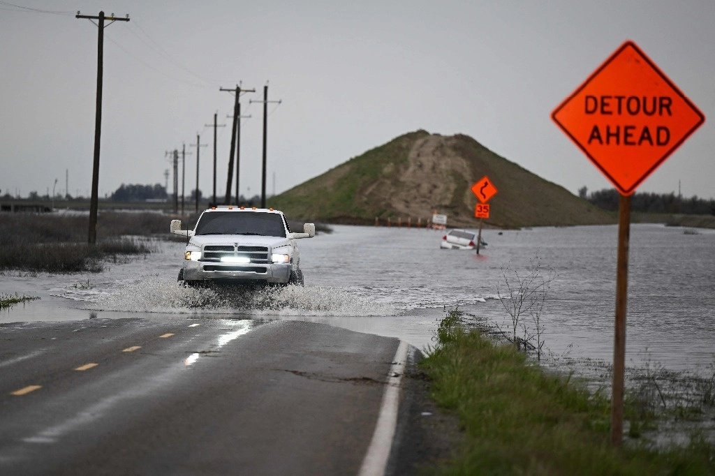 Inundación de una carretera del Valle Central durante una tormenta de invierno en el condado de Tulare cerca de Allensworth, California, el 22 de marzo de 2023. Foto Afp