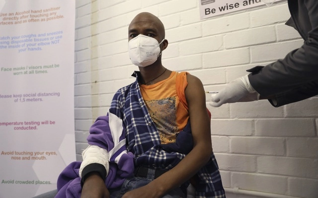 Aplicación de una vacuna de prueba contra el coronavirus en un voluntario en Soweto, Sudáfrica. Foto Ap
