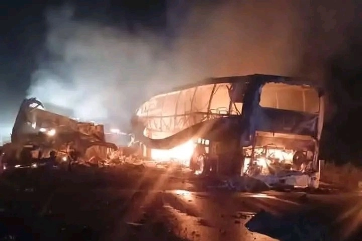 El autobús de la empresa Acosta Tours, que cubría la ruta Cancún-Comalcalco, el cual se incendió tras chocar ayer contra un camión de carga cerca del kilómetro 171, de la carretera Escárcega-Villahermosa. Foto tomada de redes sociales 