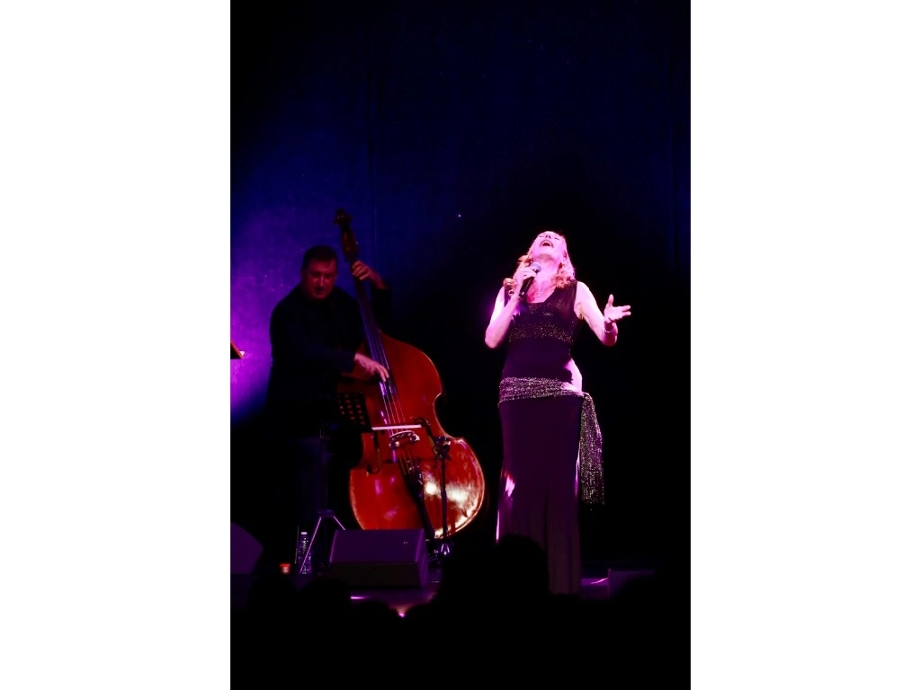 La cantante alemana acompañada de un trío de músicos durante su presentación en el Lunario del Auditorio Nacional. Foto Luis Castillo 