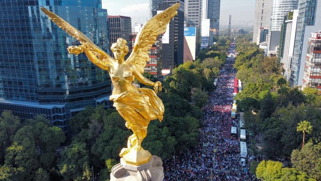 La multitud reunida en la Glorieta del Ángel de la Independencia para participar en la marcha convocada por el presidente Andrés Manuel López Obrador, que culminará en el Zócalo de la Ciudad de México, el 27 de noviembre de 2022. Foto Pablo Ramos