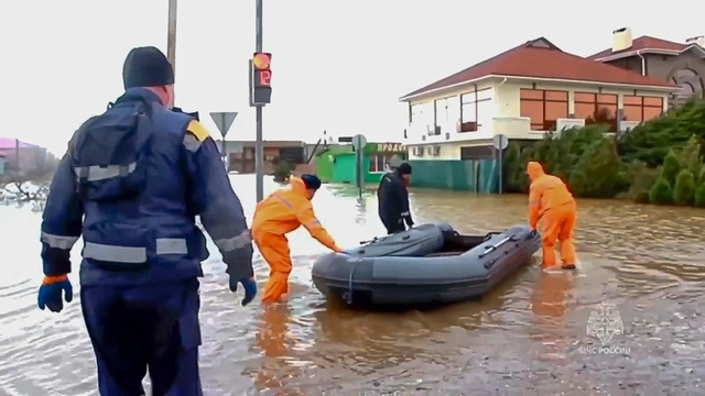 Con fuertes rachas de viento y olas gigantes, la “tormenta del siglo” o “megatormenta”, como la han llamado los medios rusos, ha castigado especialmente a Crimea. Foto Ap